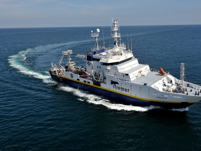 Le-navire-oceanographique-Thalassa-au-sud-de-l-ile-de-Groix.jpg