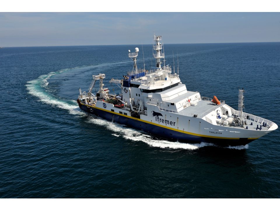 Le-navire-oceanographique-Thalassa-au-sud-de-l-ile-de-Groix.jpg