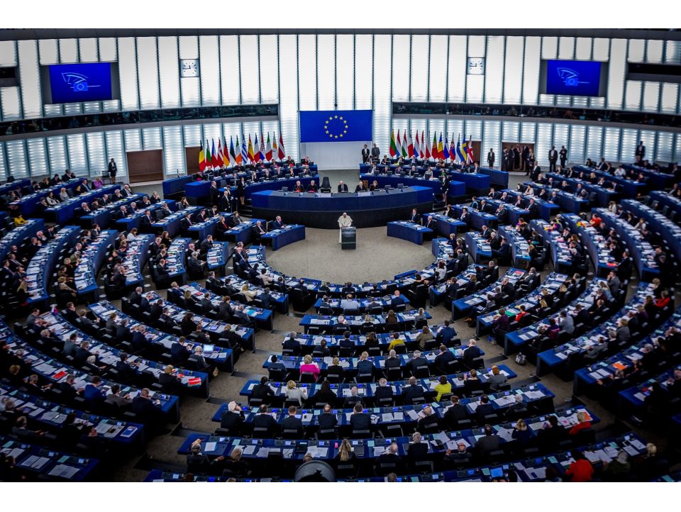 Parlement-européen-de-Strasbourg-le-25-novembre-2014-lors-de-la-visite-du-Pape-François-Crédits.jpg